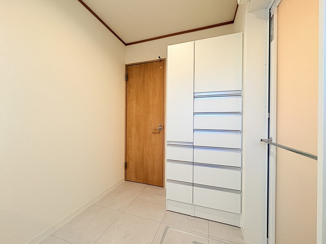 【脱衣所】 | 練馬区西大泉1丁目　中古一戸建住宅　(保谷店) | 着替えやお掃除用品もスッキリ片付く収納も設置済み。