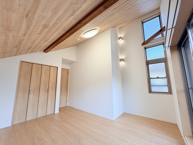 【寝室】 | 練馬区西大泉1丁目　中古一戸建住宅　(保谷店) | 2階7.5帖/バルコニーと繋がり開放感のあるお部屋。