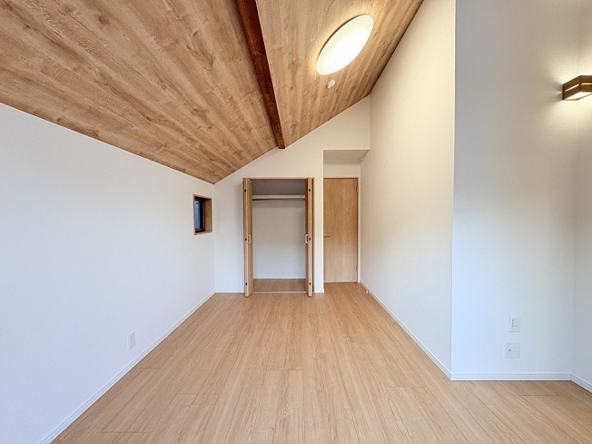 【寝室】 | 練馬区西大泉1丁目　中古一戸建住宅　(保谷店) | 2階7.5帖/さまざまな家具を取り入れやすいナチュラルな内装。