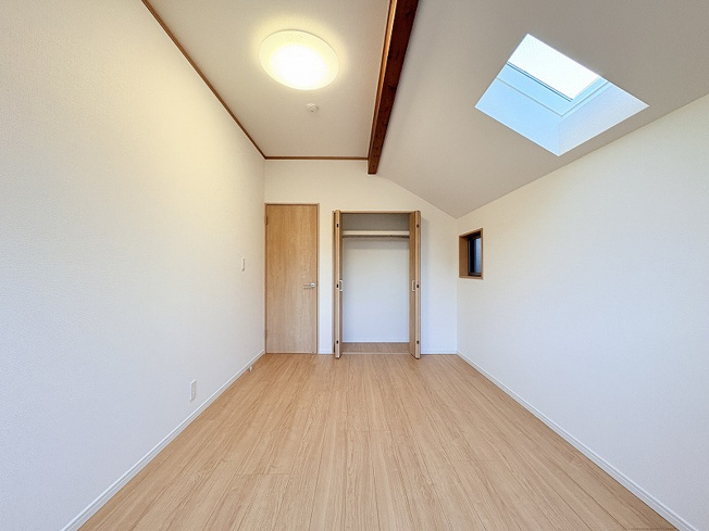 【洋室】 | 練馬区西大泉1丁目　中古一戸建住宅　(保谷店) | 2階6.0帖/2面採光+トップライトで優しくお部屋を照らします。