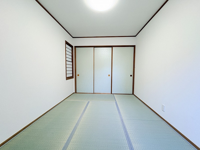 【和室】 | 練馬区西大泉1丁目　中古一戸建住宅　(保谷店) | 1階6.0帖/来客用のお布団やおもちゃもたっぷり収納可能です。