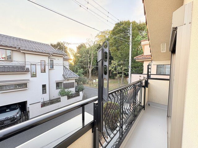【バルコニー】 | 練馬区西大泉1丁目　中古一戸建住宅　(保谷店) | 2居室から出入りできお洗濯に便利な南西バルコニー