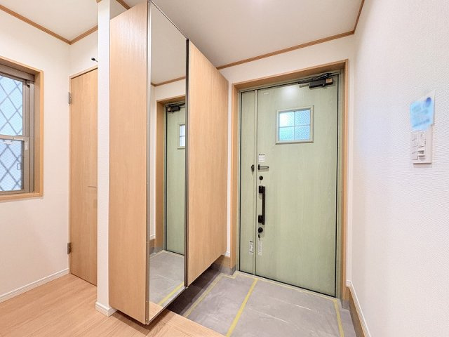 【玄関】 | 練馬区西大泉1丁目　中古一戸建住宅　(保谷店) | シューズボックスには全身鏡が付いており、お出かけ前の身だしなみチェックがスムーズに行えます。
