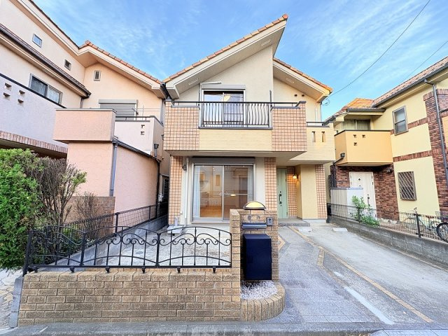 【外観】 | 練馬区西大泉1丁目　中古一戸建住宅　(保谷店) | スーパーやドラッグストアまで徒歩5分以内なので毎日のお買い物も快適に。