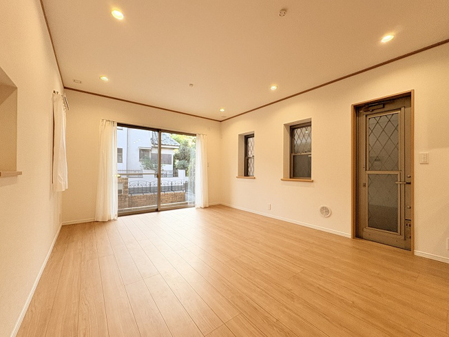 【居間・リビング】 | 練馬区西大泉1丁目　中古一戸建住宅　(保谷店) | 暮らしの中心となるリビングは、ご家族で心地良く過ごせる空間に。