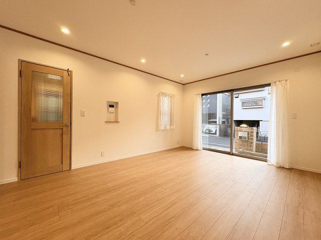 【居間・リビング】 | 練馬区西大泉1丁目　中古一戸建住宅　(保谷店) | 3面採光の為、開放感があり陽当たり・通風も良好です。