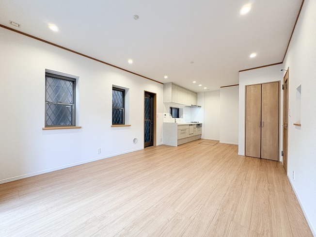 【居間・リビング】 | 練馬区西大泉1丁目　中古一戸建住宅　(保谷店) | 広々としたリビングはソファーなどの家具もラクラク置くことができます。