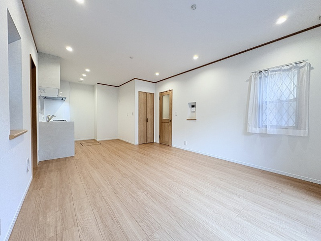 【居間・リビング】 | 練馬区西大泉1丁目　中古一戸建住宅　(保谷店) | 生活感を隠しつつ日常使いの物をすぐ近くに置いておけるリビング収納付き。