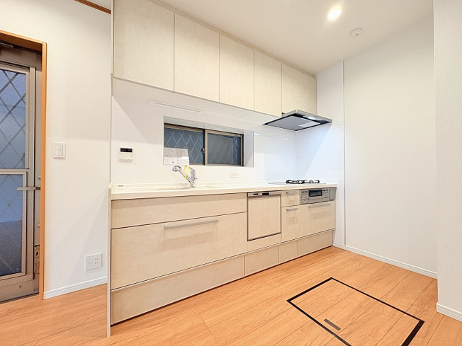 【キッチン】 | 練馬区西大泉1丁目　中古一戸建住宅　(保谷店) | 家事の負担を減らす食洗機・浄水器付きシステムキッチン。忙しい子育て世帯を応援する快適な設備仕様です。