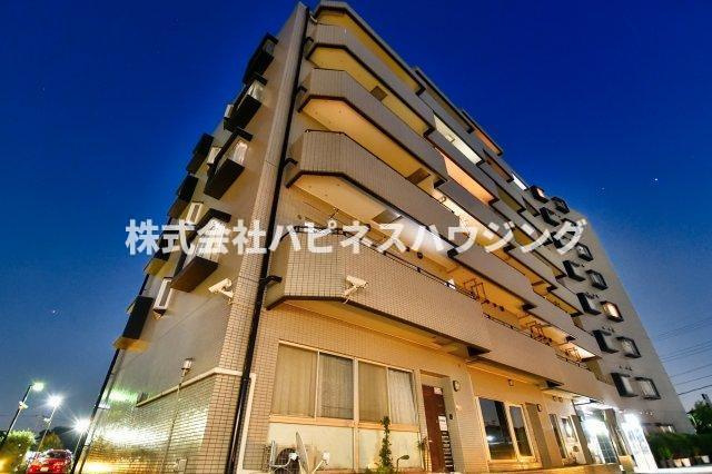 INSURANCE(インシュランス)BLDG.(ビルディング)ⅩⅢ(サーティーン)河原塚の外観|夜の闇に映える外観