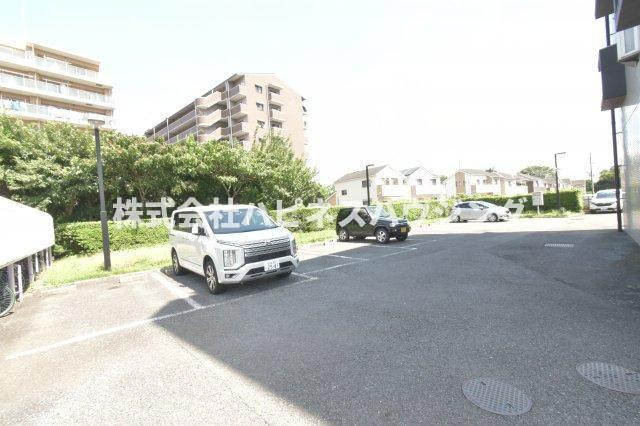 INSURANCE(インシュランス)BLDG.(ビルディング)ⅩⅢ(サーティーン)河原塚の駐車場