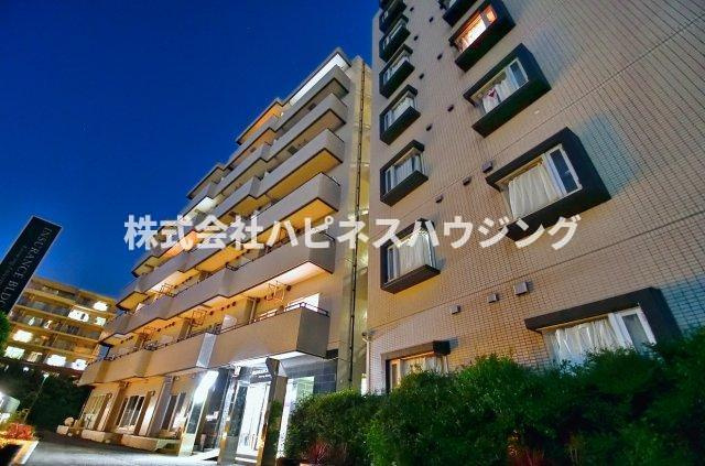 INSURANCE(インシュランス)BLDG.(ビルディング)ⅩⅢ(サーティーン)河原塚の外観|夜の闇に映える外観