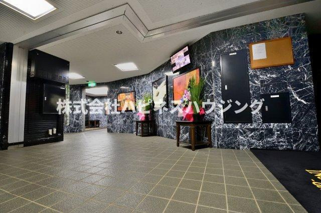 INSURANCE(インシュランス)BLDG.(ビルディング)ⅩⅢ(サーティーン)河原塚のロビー|豪華な大理石張りのロビー