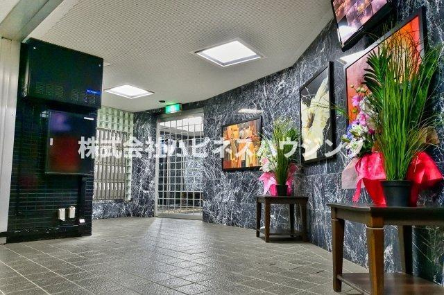 INSURANCE(インシュランス)BLDG.(ビルディング)ⅩⅢ(サーティーン)河原塚のロビー|豪華な大理石張りのロビー