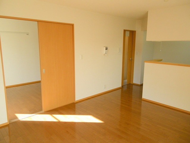 オークヒルＮ棟の居間・リビング|南向き日当たり良好　居室とリビング