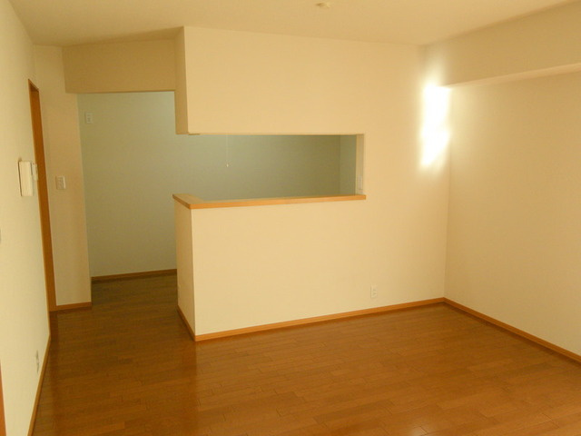 オークヒルＮ棟の内装|南向き日当たり良好　居室とリビング