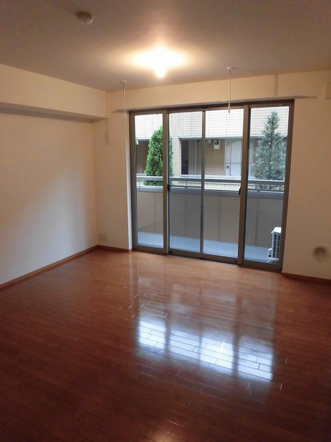 オークヒルＮ棟の洋室|南向き日当たり良好　居室とリビング