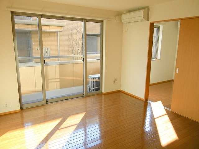 オークヒルＮ棟の居間・リビング|南向き日当たり良好　LDK13.9の開放的なリビング