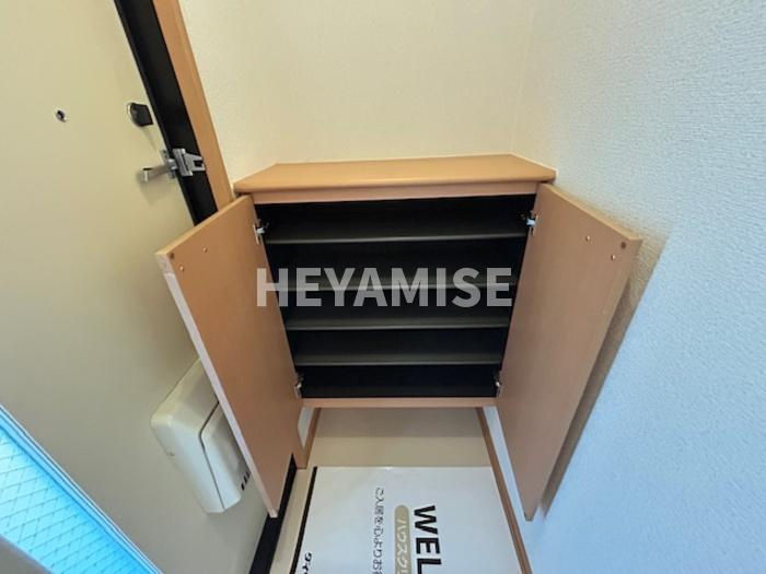 サンスカイ三城B棟の玄関