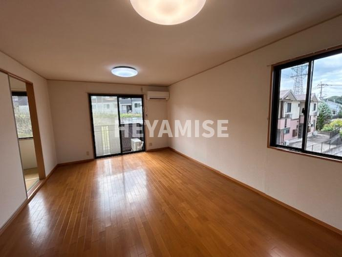 サンスカイ三城B棟の居間・リビング