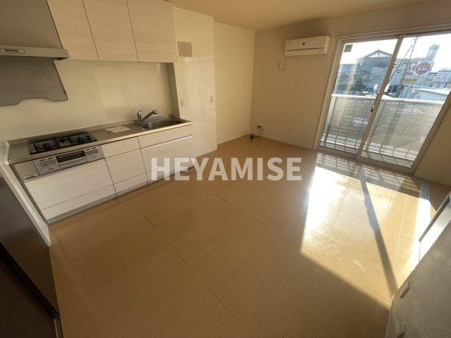 コンフォール桜の居間・リビング|※室内画像は別号室のもの(反転タイプ)