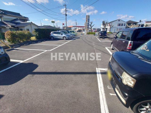 グレープハウス Ⅱの駐車場