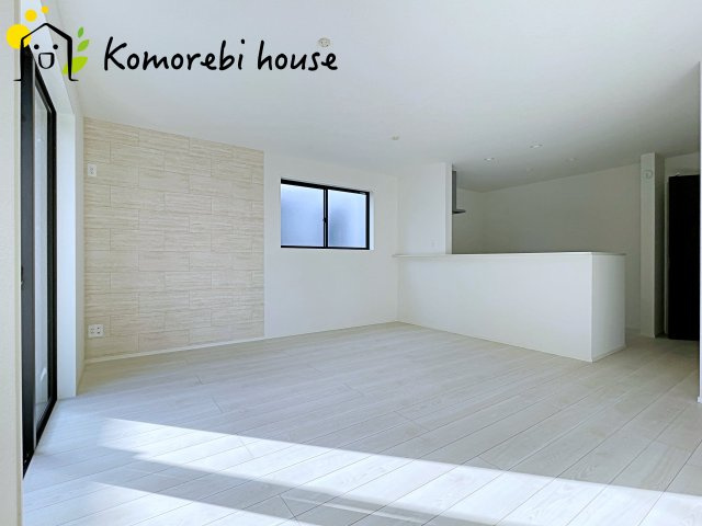 さいたま市北区今羽町　3期　新築一戸建て　グラファーレ　02の居間・リビング|ゆったりとした居間です