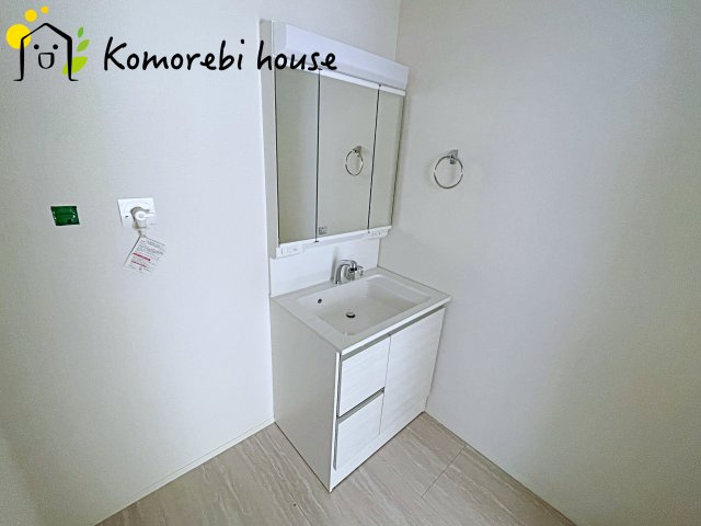 さいたま市北区今羽町　3期　新築一戸建て　グラファーレ　02の独立洗面台|朝の支度にも助かる、独立の洗髪洗面化粧台