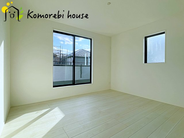 さいたま市北区今羽町　3期　新築一戸建て　グラファーレ　02の寝室|開放的な寝室です