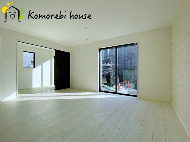 さいたま市北区今羽町　3期　新築一戸建て　グラファーレ　02の居間・リビング|ゆったり過ごせる居間です