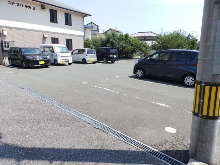 スターライト中央B棟の駐車場