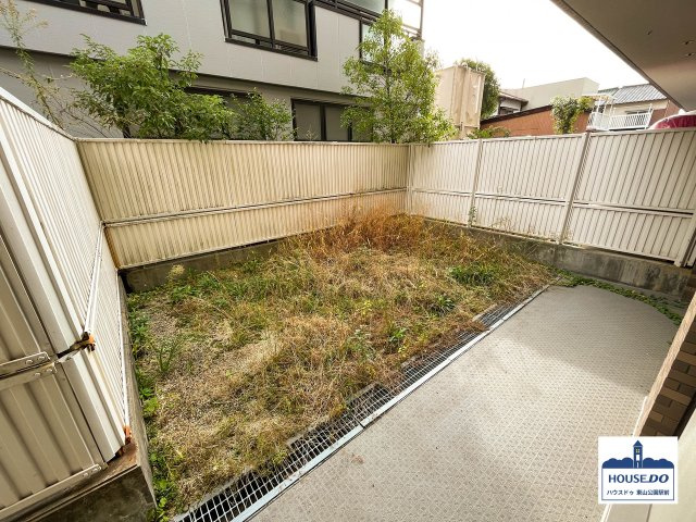 パラローク香流 名東区香南１丁目の庭|テラスからさらに先の専用庭の広さは20㎡超！ガーデニングも家庭菜園もお楽しみいただけます