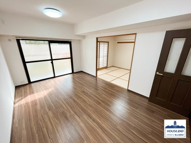 パラローク香流 名東区香南１丁目の居間・リビング|13畳の広さのLDK！
テラスから南向きの暖かな日差しが入ります