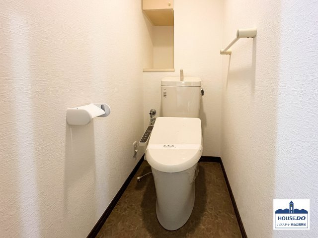 パラローク香流 名東区香南１丁目のトイレ|トイレ後部にはトイレットペーパーなどを置いておくスペースや棚が！
