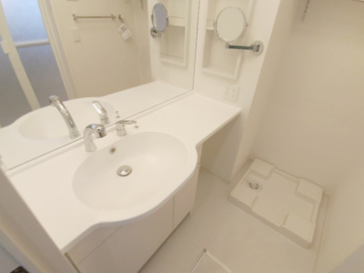 【洗面所】 | メゾン・ド・プリマ | 大きな鏡のある洗面所