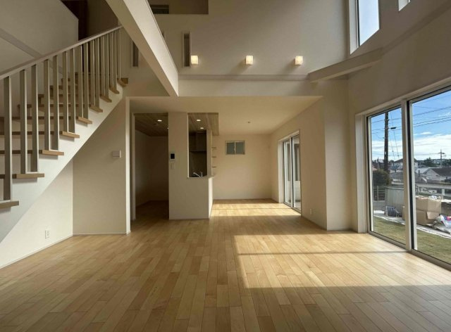 横浜市磯子区杉田8丁目 新築戸建て【仲介手数料無料】カースペース3台の居間・リビング