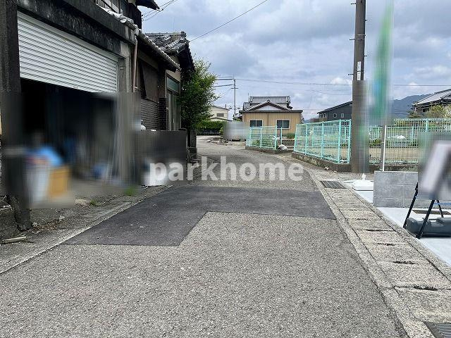 土佐市高岡町甲 -4期2棟2-　新築戸建ての前面道路含む現地写真|2026年4月上旬