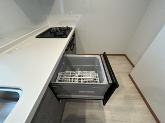 【その他】 | クオス金沢八景レジデンシャルステージ | 食洗機は高温で高濃度の強力洗剤による高圧洗浄ができるため、手洗いよりも短時間で高い除菌効果が期待できます。