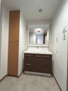 【独立洗面台】 | クオス金沢八景レジデンシャルステージ | 鏡裏に小物が収納できるので、手元がスッキリします。