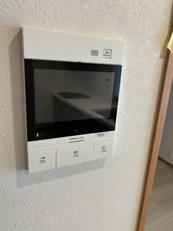 【セキュリティ】 | クオス金沢八景レジデンシャルステージ | 玄関のドアを開けることなく来客の顔や声を確認できるので安心して対応できますね。