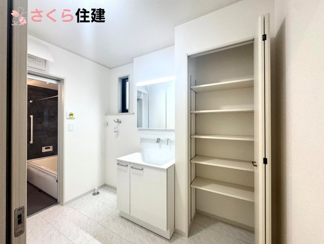 いろどりアイタウン栃木市箱森町22　2号棟の独立洗面台|清潔な空間を保ちたい水回り
洗面室にはそんな願いを解決させてくれる収納アイデアが満載です！