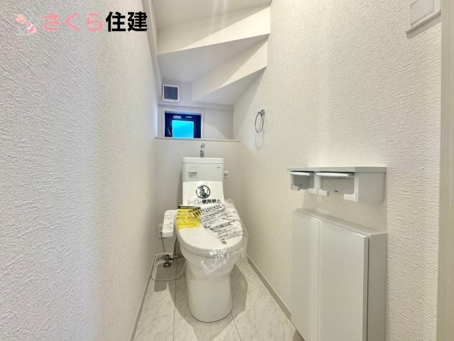 いろどりアイタウン栃木市箱森町22　2号棟のトイレ|（シャワートイレ）清潔な空間を保ちたいトイレはオフホワイトでまとめました。