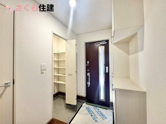 いろどりアイタウン栃木市箱森町22　2号棟の玄関|玄関クローク！清潔感がある空間！玄関がいつも片づく大容量シューズボックス！！