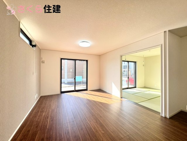 いろどりアイタウン栃木市箱森町22　2号棟の居間・リビング|17.6帖LDKはキッチンで家事をしながらでもお子様に一対一で向き合える時間が作れます！！
