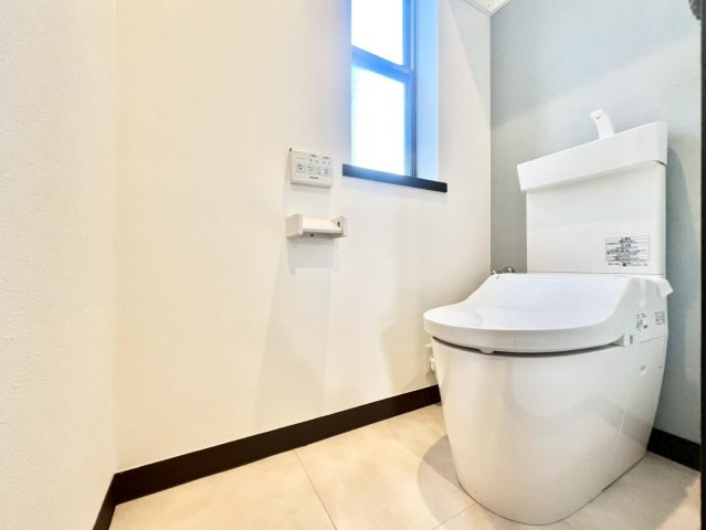 北区豊島3丁目　中古戸建のトイレ|ウォシュレット付きのトイレはいつも快適！

現地ご見学希望・資料請求などお気軽にお問い合わせ下さい！
03-5990-5201