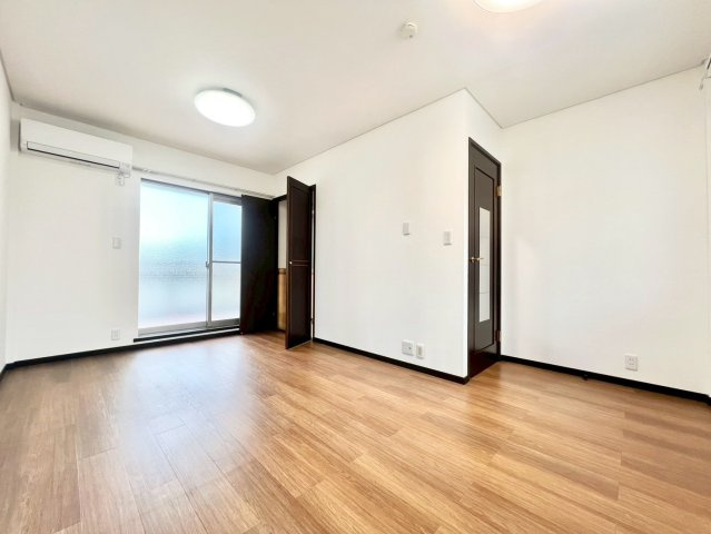 北区豊島3丁目　中古戸建の洋室|部屋収納もバッチリです！見せる収納も流行っていますが、やはり見せない収納も大切ですね。

現地ご見学希望・資料請求などお気軽にお問い合わせ下さい！
03-5990-5201