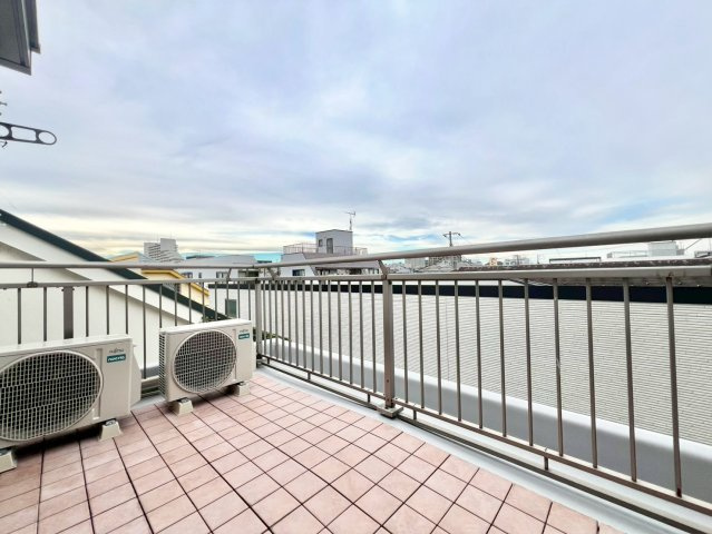 北区豊島3丁目　中古戸建のバルコニー|大きな空に包まれて、太陽の光をたっぷりと浴びながら過ごす毎日は、自然と家族の笑顔で溢れます。

現地ご見学希望・資料請求などお気軽にお問い合わせ下さい！
03-5990-5201