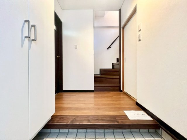 北区豊島3丁目　中古戸建の玄関|階段には手すりを設置！お子様やご年配の方の安全にも配慮した造りです。

現地ご見学希望・資料請求などお気軽にお問い合わせ下さい！
03-5990-5201