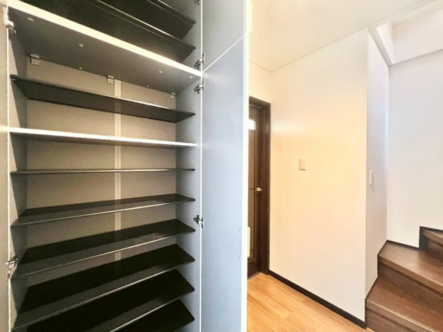 北区豊島3丁目　中古戸建の収納|玄関横にはシューズボックスがついているため、片付いた玄関がキープできます！

現地ご見学希望・資料請求などお気軽にお問い合わせ下さい！
03-5990-5201
