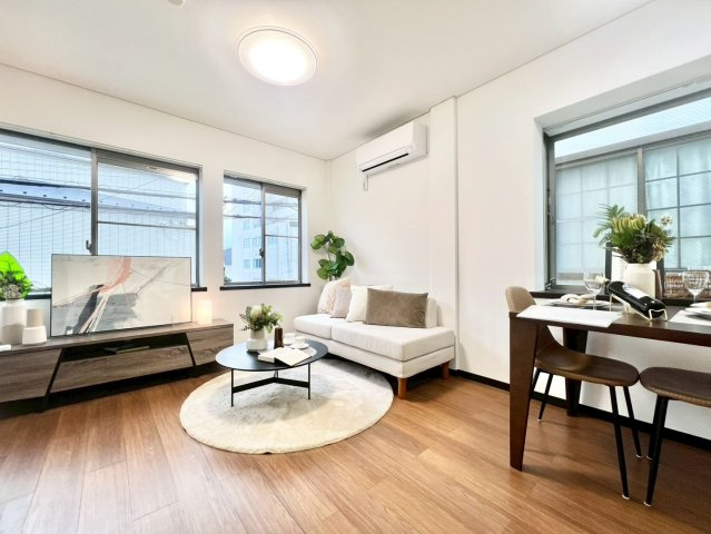 北区豊島3丁目　中古戸建の居間・リビング|南向きの窓から、お日様の光をたっぷり取りこめるリビングでゆったりと過ごせます。

現地ご見学希望・資料請求などお気軽にお問い合わせ下さい！
03-5990-5201